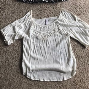 1/4 sleeve with cut outs in the shoulders